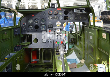 Bristol Blenheim IV-Flugzeug-Cockpit im Duxford ausgestellt Stockfoto