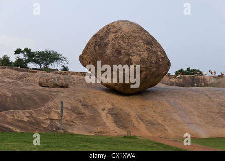 Elk201-4283 Indien, Tamil Nadu, Mamallapuram, Krishnas Butter Ball Stockfoto
