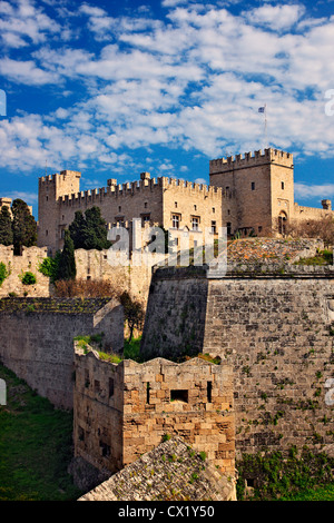 Der Palast des Großmeisters, hinter den Mauern und den Graben der mittelalterlichen Stadt von Rhodos Insel Griechenland Stockfoto