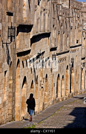 Einsame Frau, die zu Fuß in der berühmten Avenue der Ritter in die Ritter-Viertel, in der mittelalterlichen Stadt von Rhodos, Griechenland Stockfoto