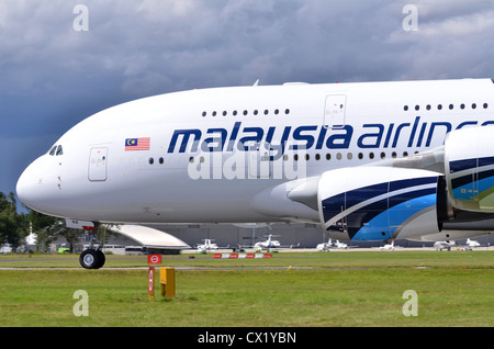 Airbus A380 in den Farben der Malaysia Airlines nach der Landung auf der Farnborough International Airshow 2012 rollt Stockfoto