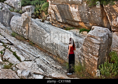 Die archaische, gigantischen und unvollständige Statue, bekannt als "Kouros", in der Nähe von Apollonas Dorf, Insel Naxos, Kykladen, Griechenland. Stockfoto