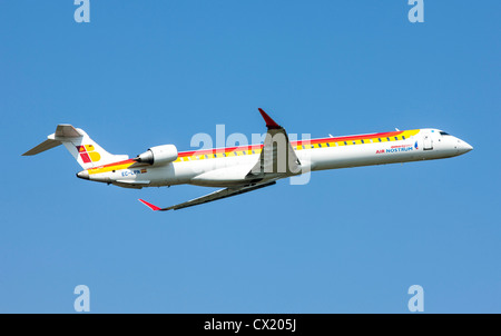 Passagierjet startendes Form Düsseldorf International Airport. Stockfoto