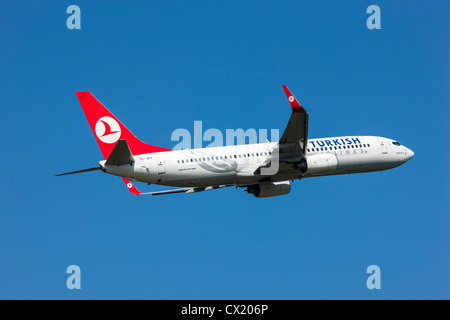 Passagierjet startendes Form Düsseldorf International Airport. Turkish Airlines Boeing 737-800, Stockfoto