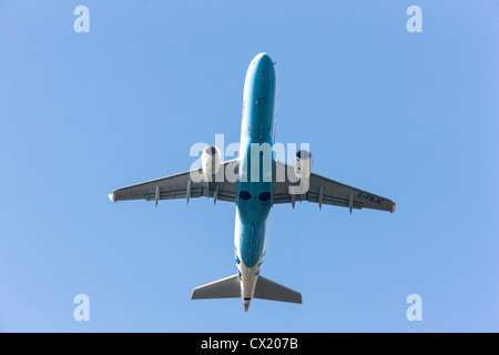 Passagierjet startendes Form Düsseldorf International Airport. Flybe, British European, Embraer ERJ-170-200LR Stockfoto