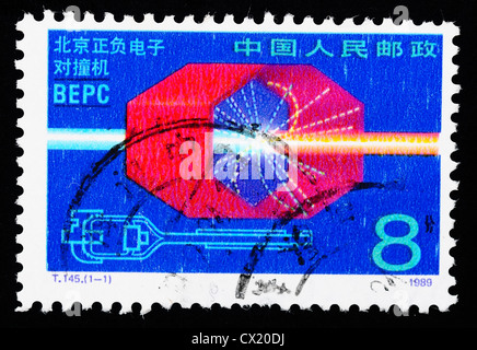 Gedruckt in China Briefmarke zeigt Peking Elektron-Positron Collider Stockfoto