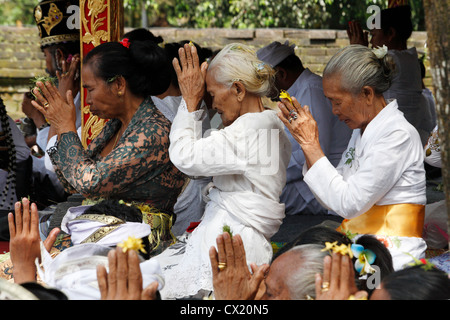 Balinesen während einer hinduistischen Zeremonie zu beten. Pura Tirta Empul oder Holy Spring Tempel, Tampaksiring, in der Nähe von Ubud, Bali, Indonesien Stockfoto