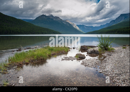 Wolken spiegeln sich in das Wasser des Bowman See im Glacier National Park, Montana. Stockfoto