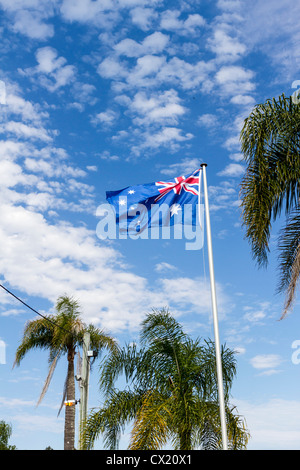 Australische Flagge bei The Big Pineapple, eine touristische Attraktion an der Sunshine Coast in Queensland, Australien. Stockfoto