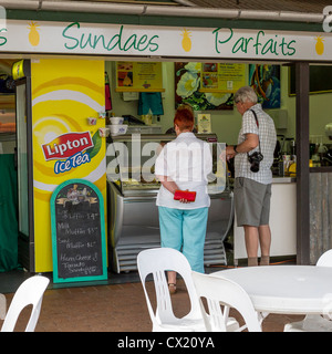 Paar kaufen Eis bei The Big Pineapple Stockfoto