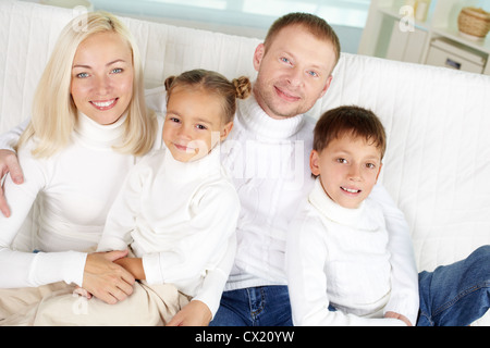 Porträt von happy Family im weißen Pullover, Blick in die Kamera zu Hause Stockfoto