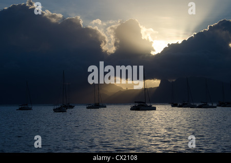 Moorea Sonnenuntergang, die Sonne über moorea als von einem Boot in taina Marina in Tahiti angesehen Stockfoto