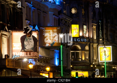 Nahaufnahme von Plakaten auf Lyrik, Apollo und Gielgud Theater in der Nacht Shaftesbury Avenue West End Theatern London England UK Stockfoto