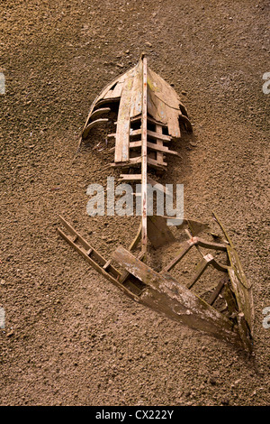 Boot Schiff Skelett Grunge, die Hälfte in braunem Sand begraben Stockfoto