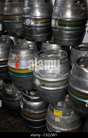 Stapel von leeren Bierfässern vor einem Pub in Brighton, East Sussex, UK. Stockfoto