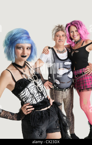Gruppenbild der jungen weiblichen Punk älteres Paar steht im Hintergrund Stockfoto