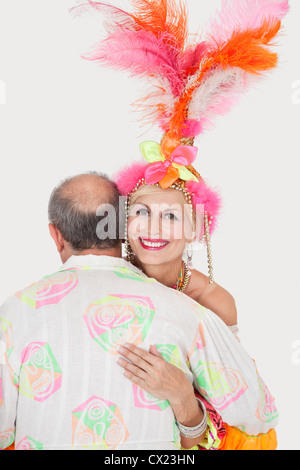 Porträt von älteres Paar brasilianische Outfits tanzen über grauen Hintergrund Stockfoto