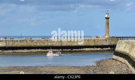 kleines Angelboot/Fischerboot in Whitby Hafen england Stockfoto