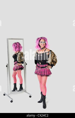 Porträt von senior weiblichen Punk tatenlos Spiegel über grauen Hintergrund Stockfoto