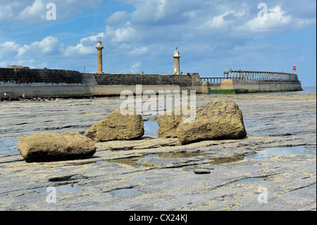 Whitby Leuchttürme bei Ebbe North Yorkshire Küste England uk Stockfoto