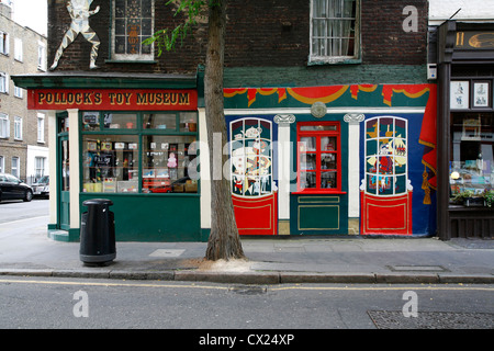 Pollocks Toy Museum an der Ecke Whitfield Street / Scala Street, Fitzrovia, London, UK Stockfoto