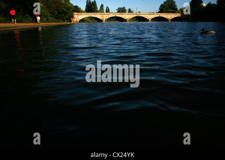 Zeigen Sie auf der Serpentine um Serpentine Bridge, Hyde Park, London, UK an Stockfoto