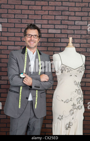 Porträt von Reifen männlichen Mode-Designer stehen als nächstes anpassen ist dummy Stockfoto