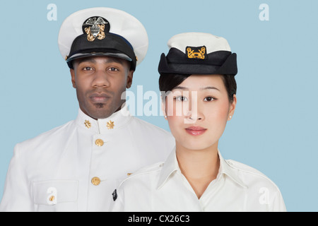 Porträt von zwei multi-ethnischen US Navy Offiziere auf hellblauem Hintergrund Stockfoto