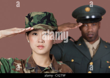 Close-up Portrait von junge Soldatin US Marine Corps mit männlichen Offizier Grüßen auf braunem Hintergrund Stockfoto