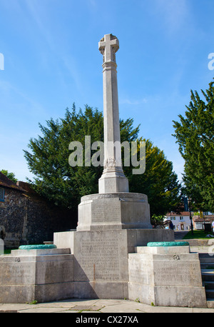 WWII Kreuz Denkmal außerhalb Winchester Cathedral - Hampshire UK Stockfoto