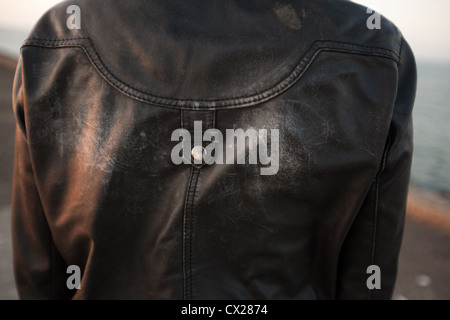 Mädchen am Pier mit alten abgenutzten Lederjacke Stockfoto