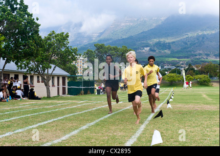 Laufende Wettbewerb am Sporttag der St George's School, Cape Town, Südafrika Stockfoto
