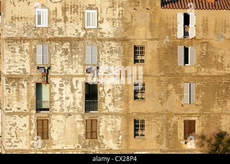 alte Steinhäuser Fassaden und Fenster in Bonifacio, Korsika, Frankreich Stockfoto