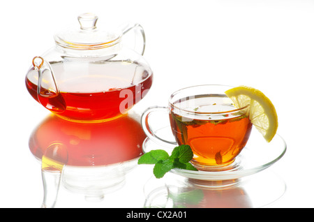 Tee wird in Glas Teetasse gegossen Stockfoto