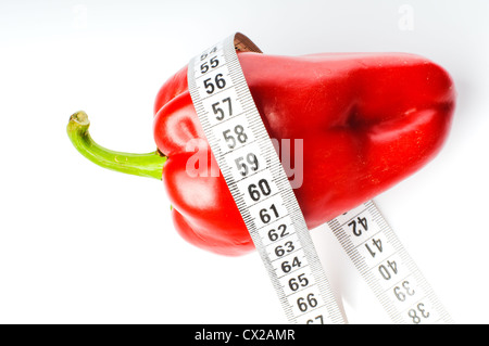 Rote Paprika in Maßband isoliert auf weißem Hintergrund Stockfoto