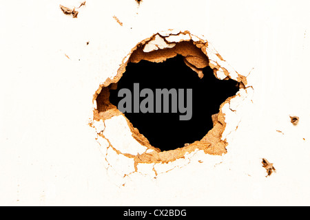Loch in die Faserplatten auf schwarzem Hintergrund. Stockfoto