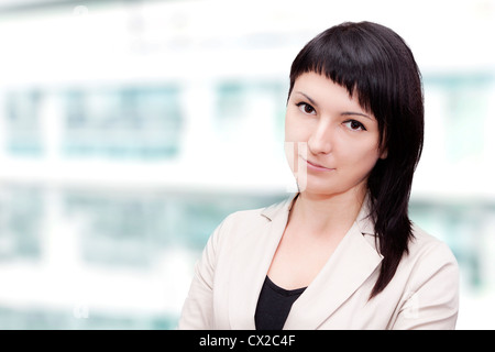 sauberes, modernes Porträt einer jungen professionellen Business-Frau mit reichlich Exemplar. Stockfoto