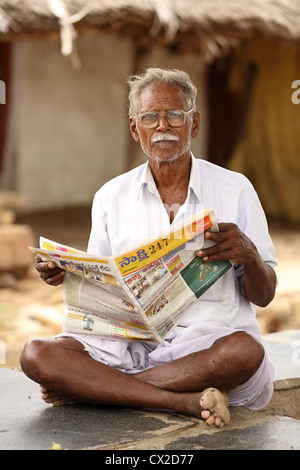 Indischer Mann liest Zeitung Andhra Pradesh in Indien Stockfoto