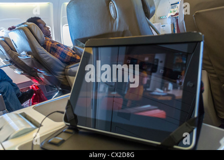 An Bord British Airways Flug mit IPADS, Boeing 757 Flugzeug Stockfoto