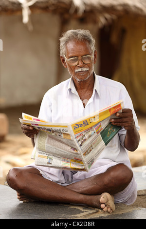 Indischer Mann liest Zeitung Andhra Pradesh in Indien Stockfoto