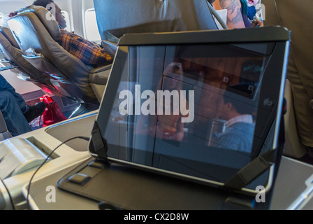 An Bord British Aiways Flug mit IPADS, Boeing 757 Flugzeug Detailbild Stockfoto