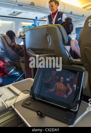 USA, Bordflug mit „British Airways“, mit IPADS, Boeing 757-Flugzeug, Stewardess Stockfoto