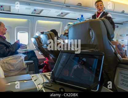 Personen in kleiner Gruppe, Passagiere auf Sitzen, an Bord von British Airways Flug, mit IPADS, Boeing 757 Flugzeug, Kabine Stockfoto