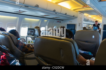 USA, Crowd People, sitzen auf Flugzeugsitzen, von hinten, mit Steward an Bord von British Airways Flug, Boeing 757 Flugzeug First Class Section Kabine Stockfoto