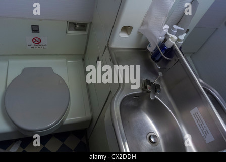 An Bord des „British Airways“-Fluges, Toiletten, Boeing 757 Luftflugzeug, kleines Badezimmer Stockfoto