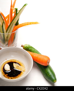 frische rohe Karotten und Gurken mit Pinzimonio Soße italienischer Snack Vorspeise Stockfoto