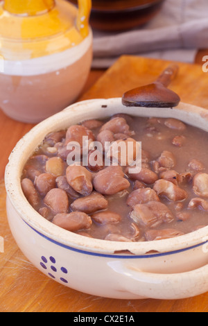 Hausgemachtes Bohnensuppe in einem Keramiktopf Stockfoto