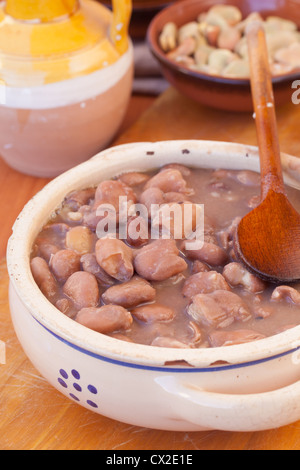 Hausgemachtes Bohnensuppe in einem Keramiktopf Stockfoto