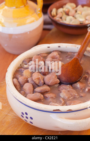 Hausgemachtes Bohnensuppe in einem Keramiktopf Stockfoto