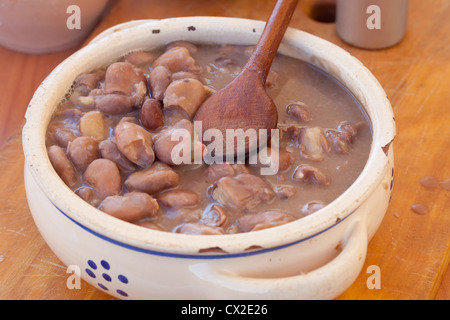 Hausgemachtes Bohnensuppe in einem Keramiktopf Stockfoto